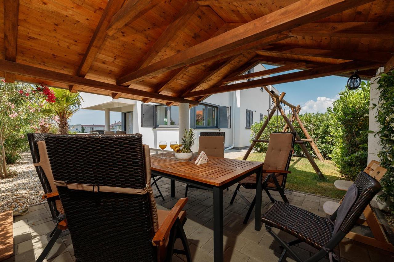 Malo Ferienvilla Privlaka, Pool, Boje, Wi-Fi, Wallbox Privlaka  Extérieur photo